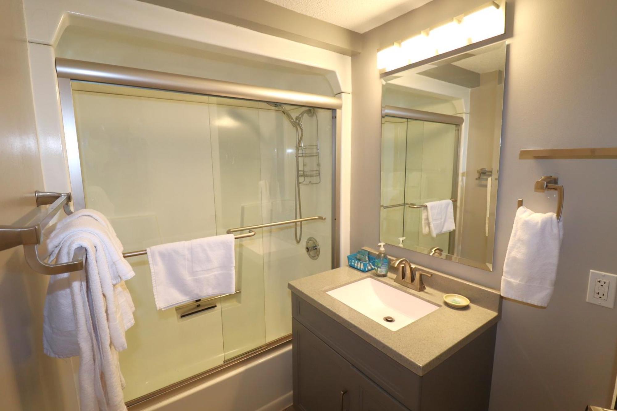 Beautiful Beach Front Condo With Lake Views Bayfield Eksteriør billede