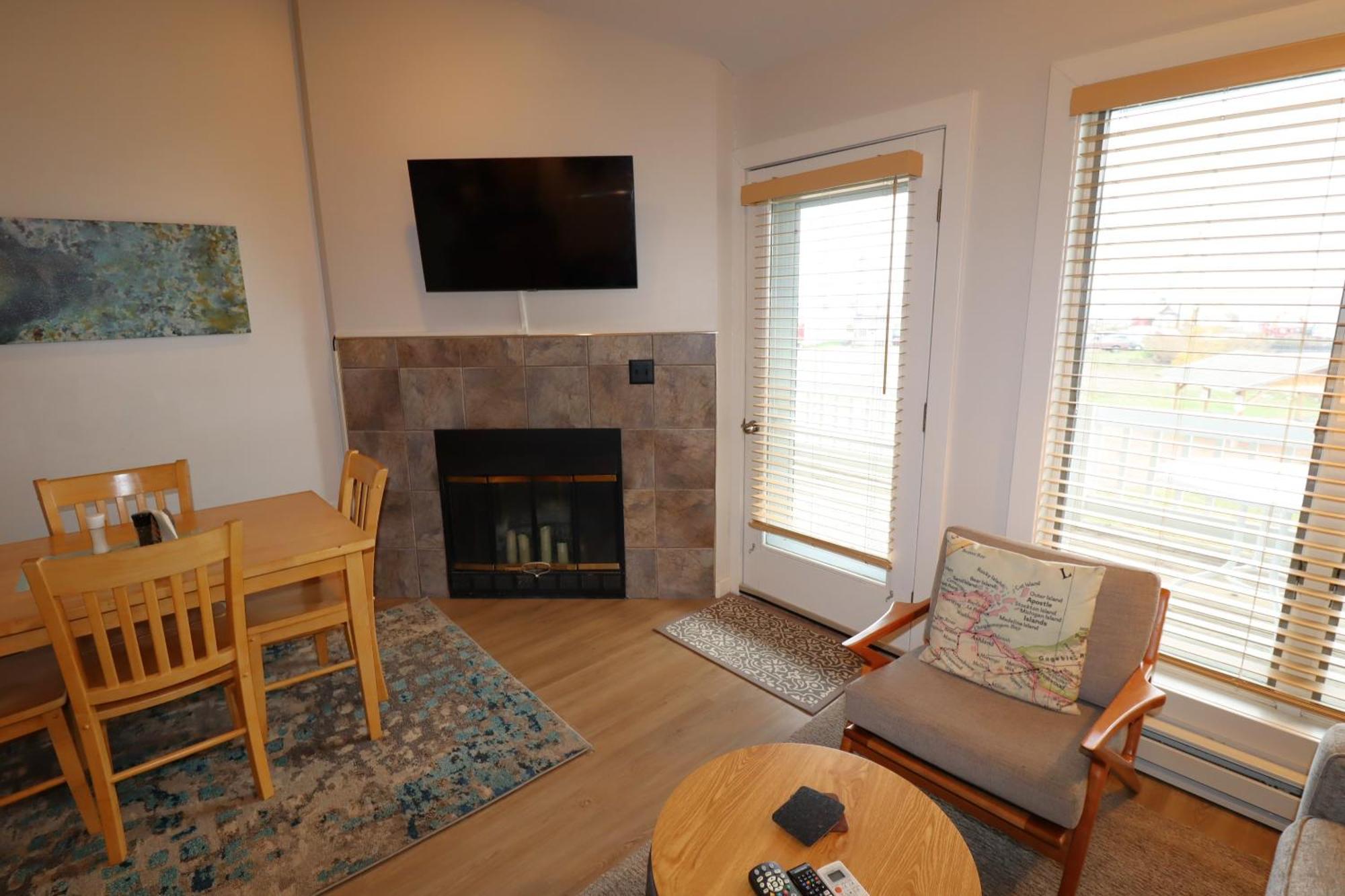 Beautiful Beach Front Condo With Lake Views Bayfield Eksteriør billede