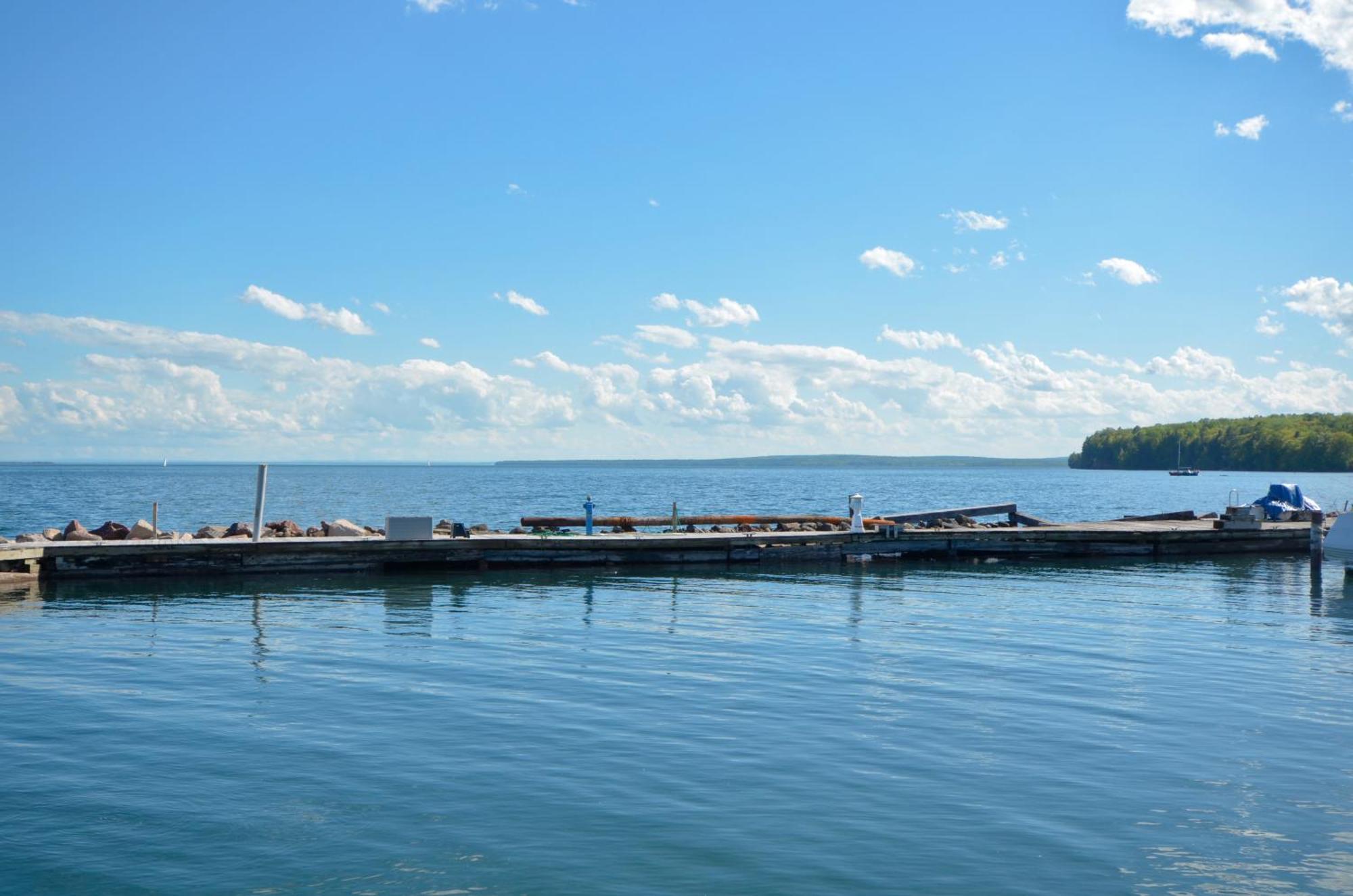Beautiful Beach Front Condo With Lake Views Bayfield Eksteriør billede