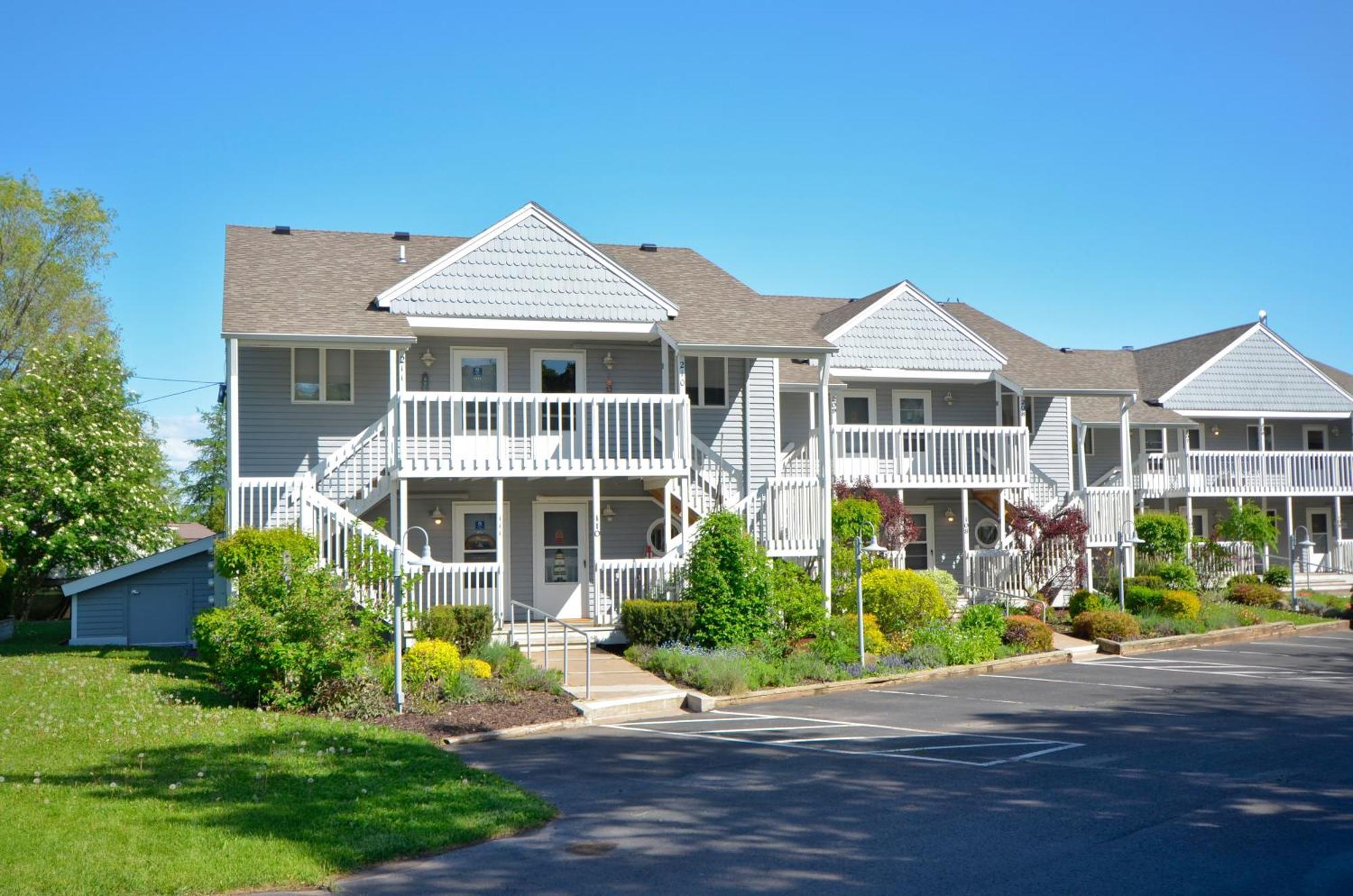 Beautiful Beach Front Condo With Lake Views Bayfield Eksteriør billede