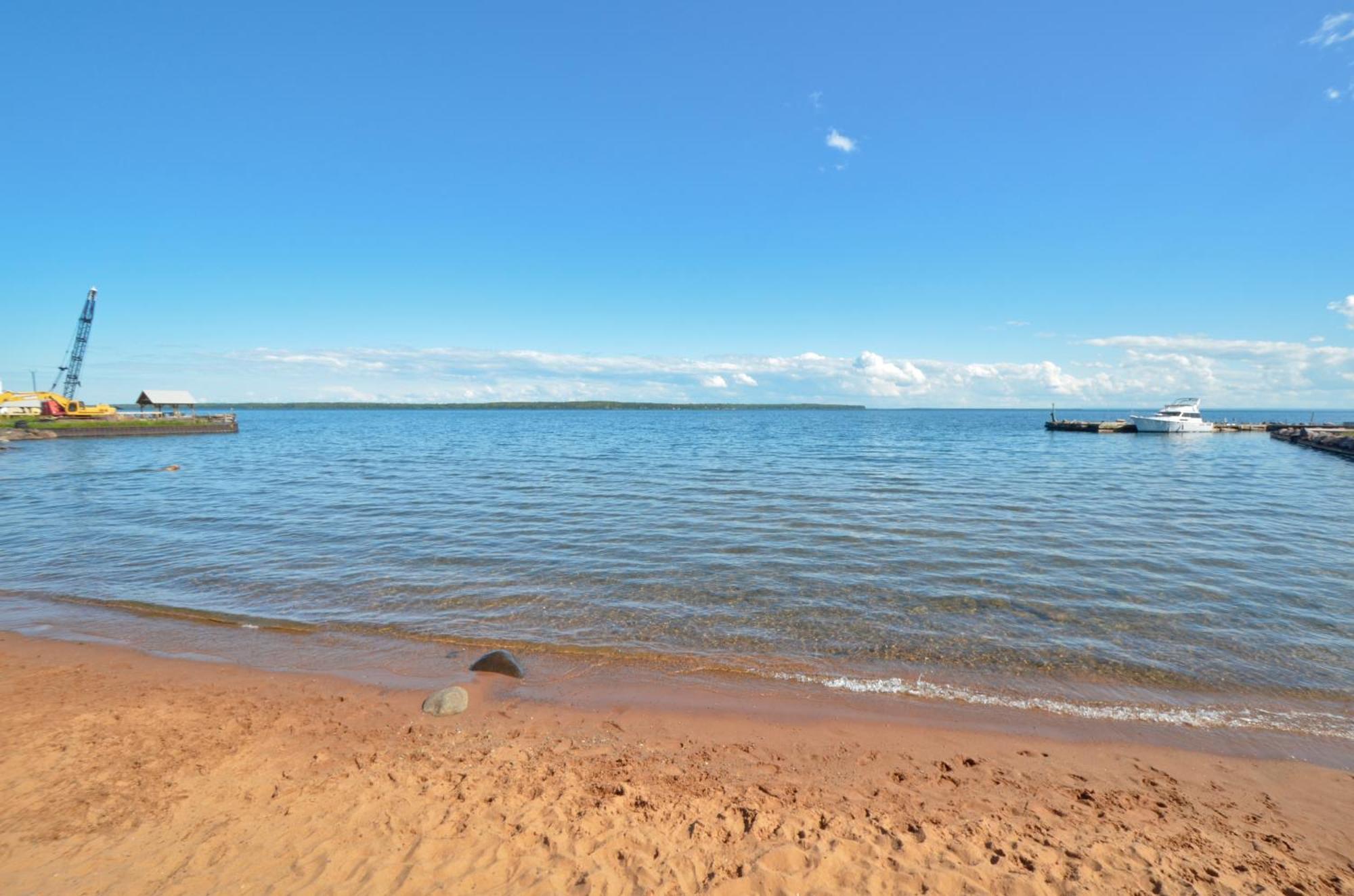 Beautiful Beach Front Condo With Lake Views Bayfield Eksteriør billede