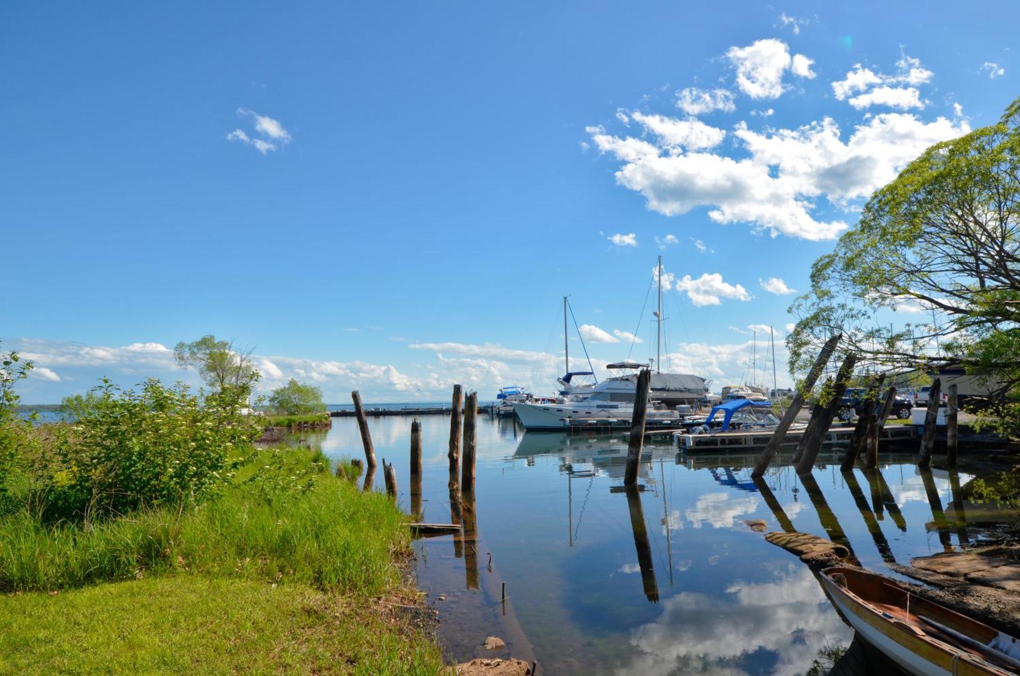 Beautiful Beach Front Condo With Lake Views Bayfield Eksteriør billede