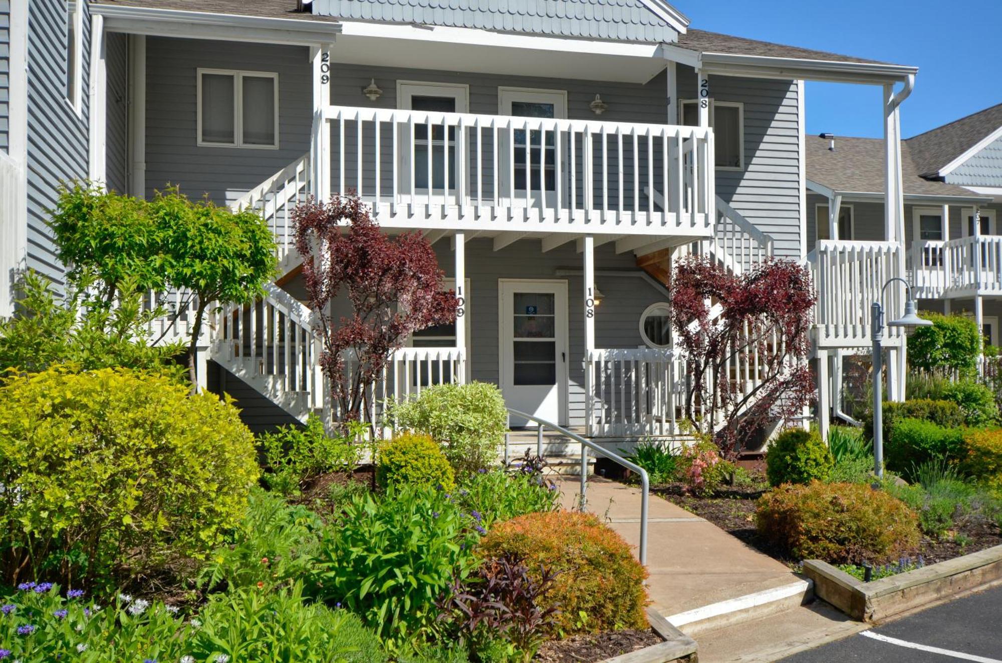 Beautiful Beach Front Condo With Lake Views Bayfield Eksteriør billede