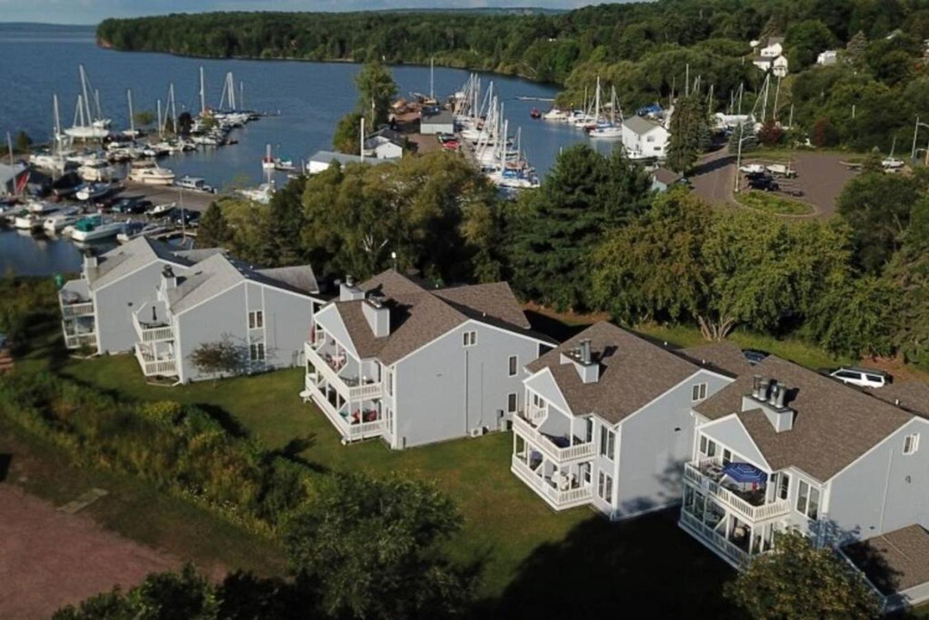 Beautiful Beach Front Condo With Lake Views Bayfield Eksteriør billede