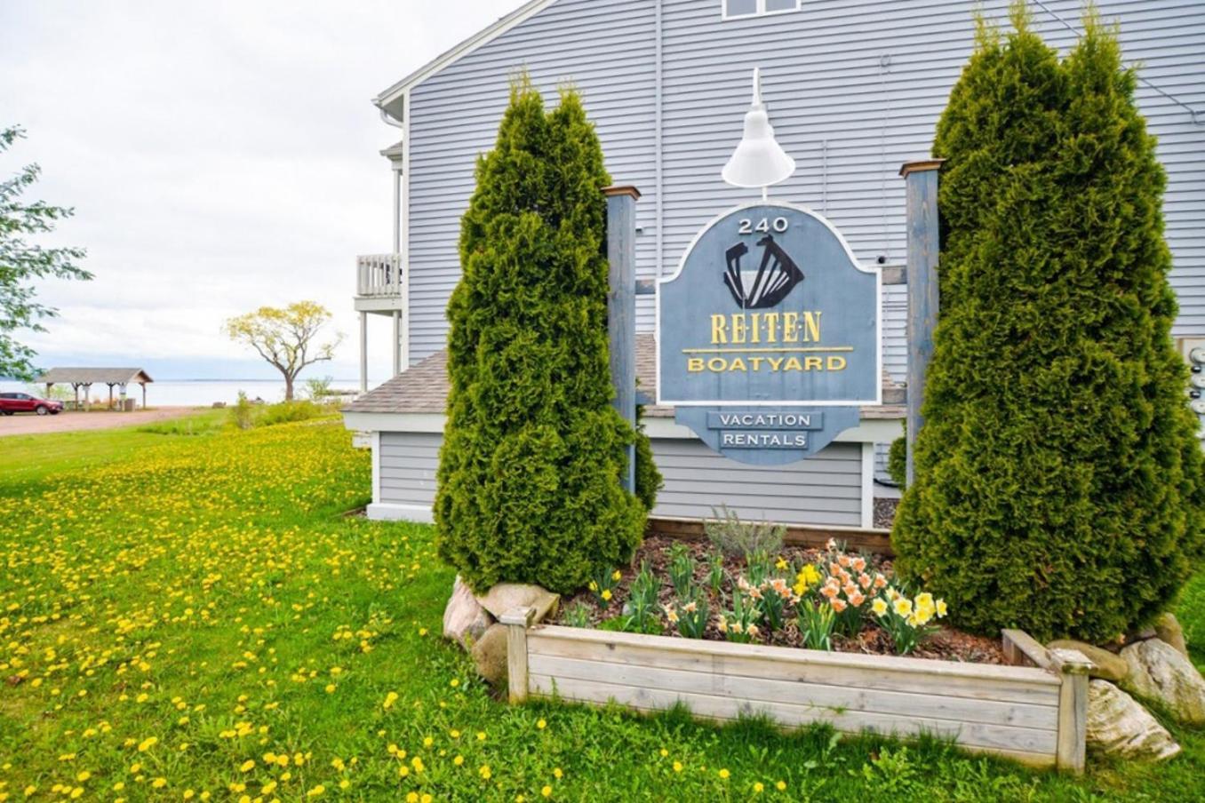 Beautiful Beach Front Condo With Lake Views Bayfield Eksteriør billede